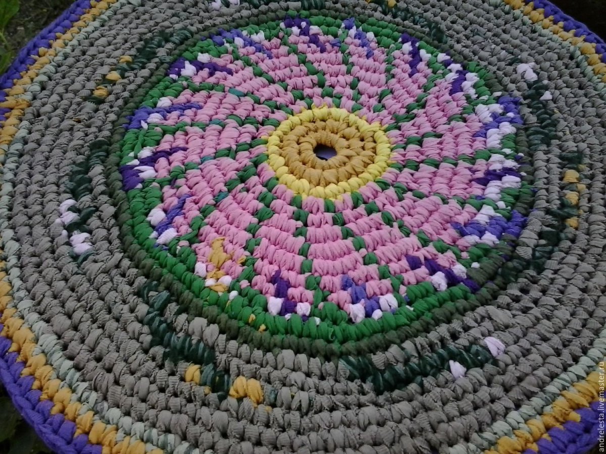 Вязаные коврики из кружочков
