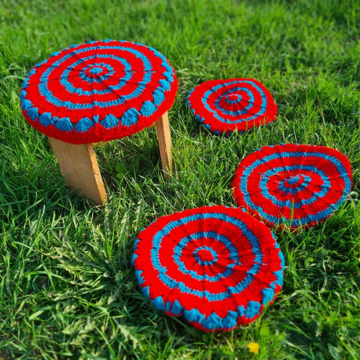 Вязаные чехлы на табуретки