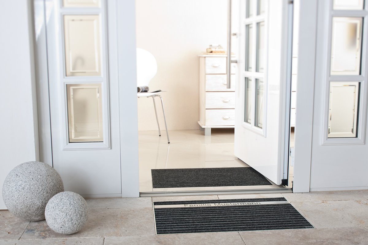 Металлические двери в интерьере