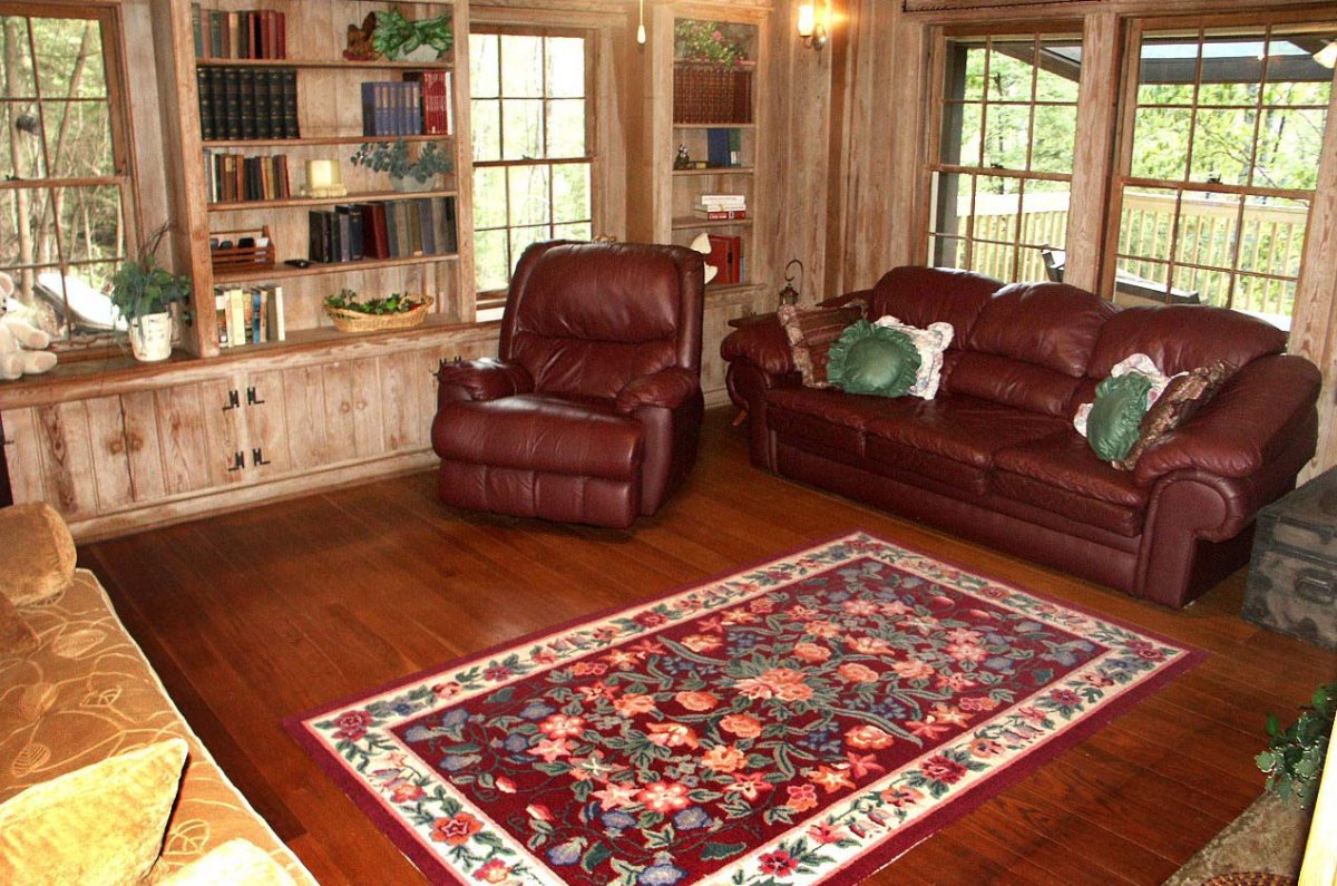 Ковры в интерьере деревянного дома