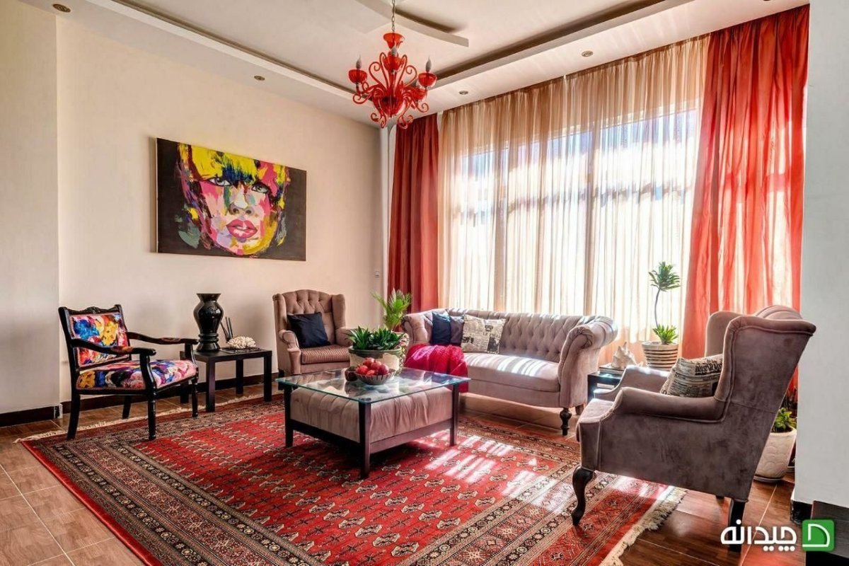 Красный ковер в интерьере гостиной