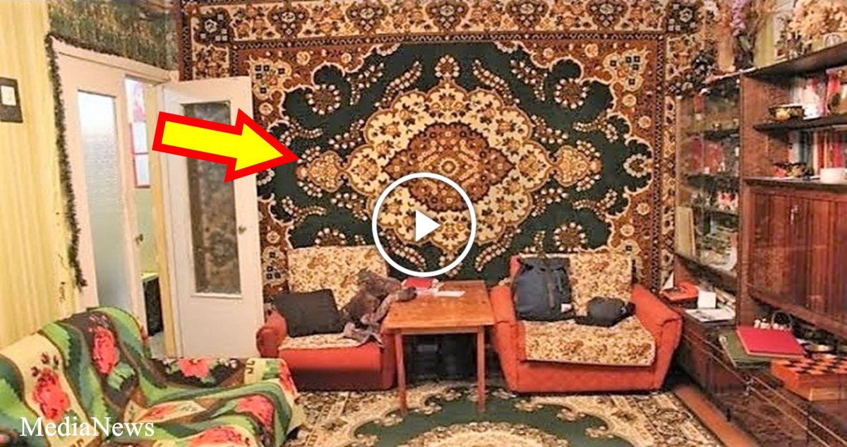 Квартира с ковром на стене