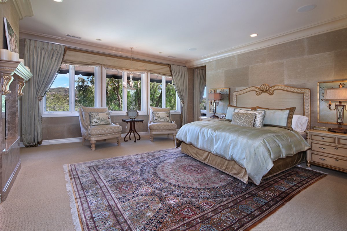 Кровать с зеркальным изголовьем