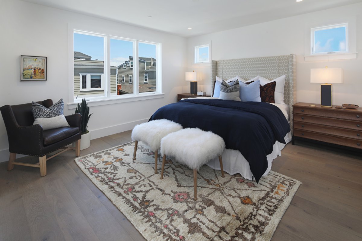 Ковер под кроватью в спальне