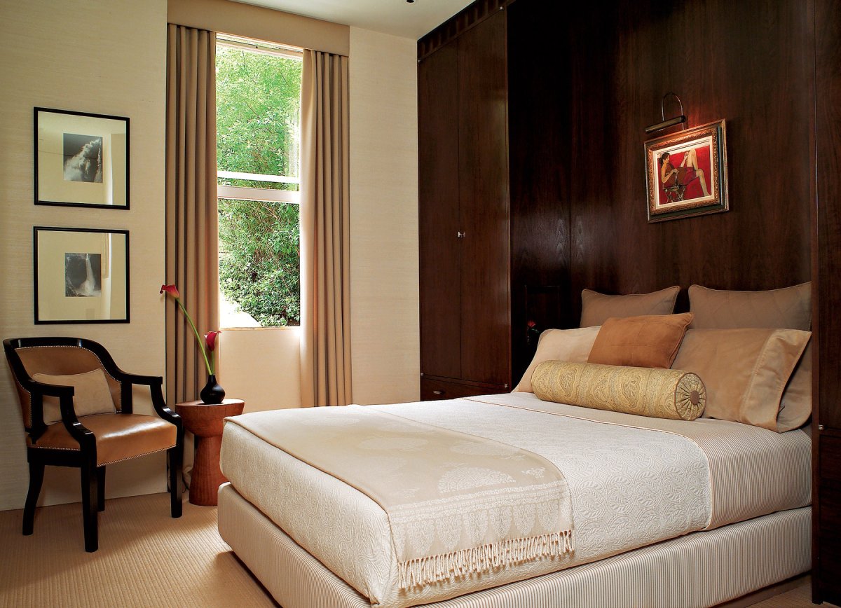 Ковер под кроватью в маленькой спальне