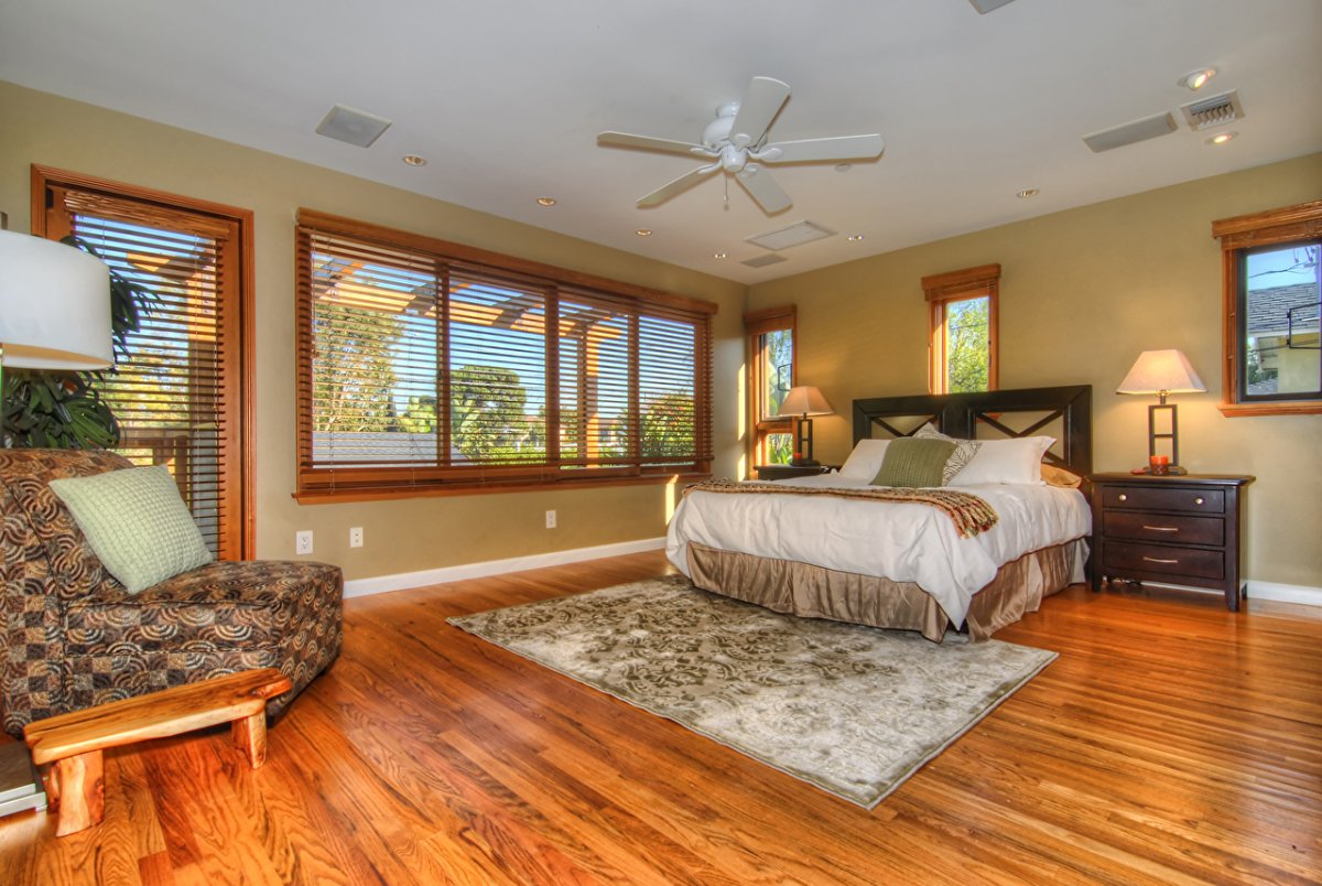 Ковер в спальню под кровать в интерьере