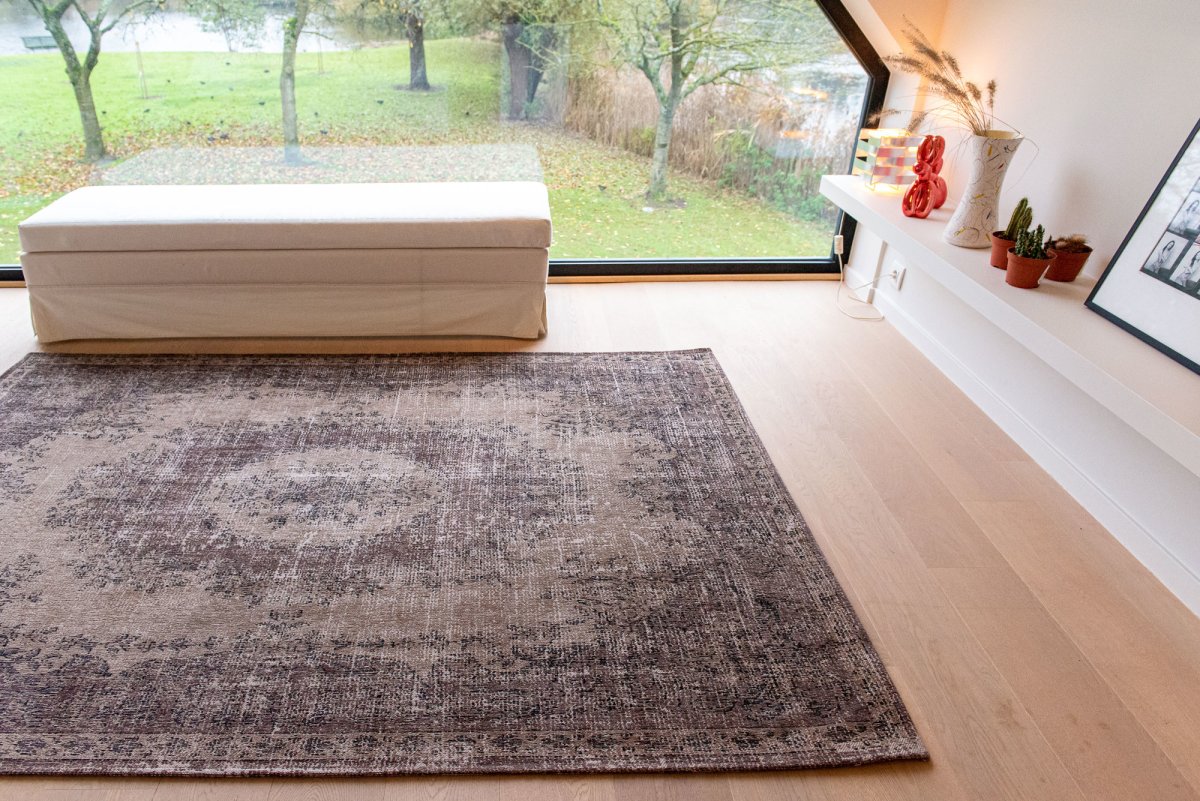 Коричневый ковер в интерьере