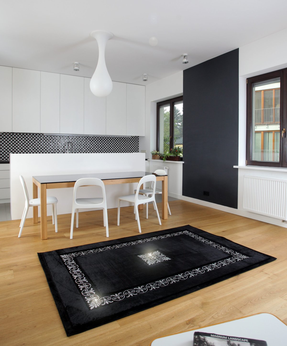 Черный ковер в интерьере кухни