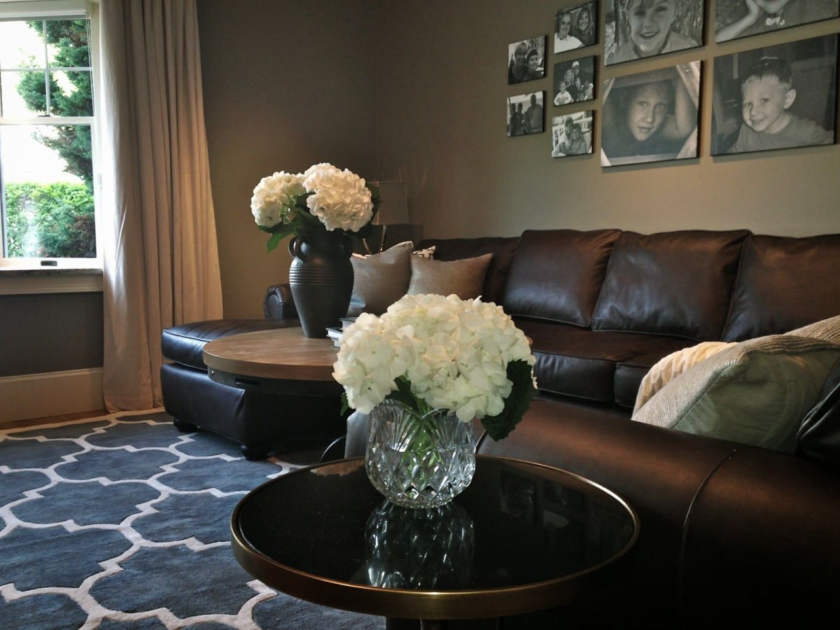 Интерьер комнаты с коричневым диваном