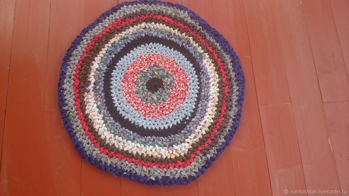 Круглые разноцветные коврики