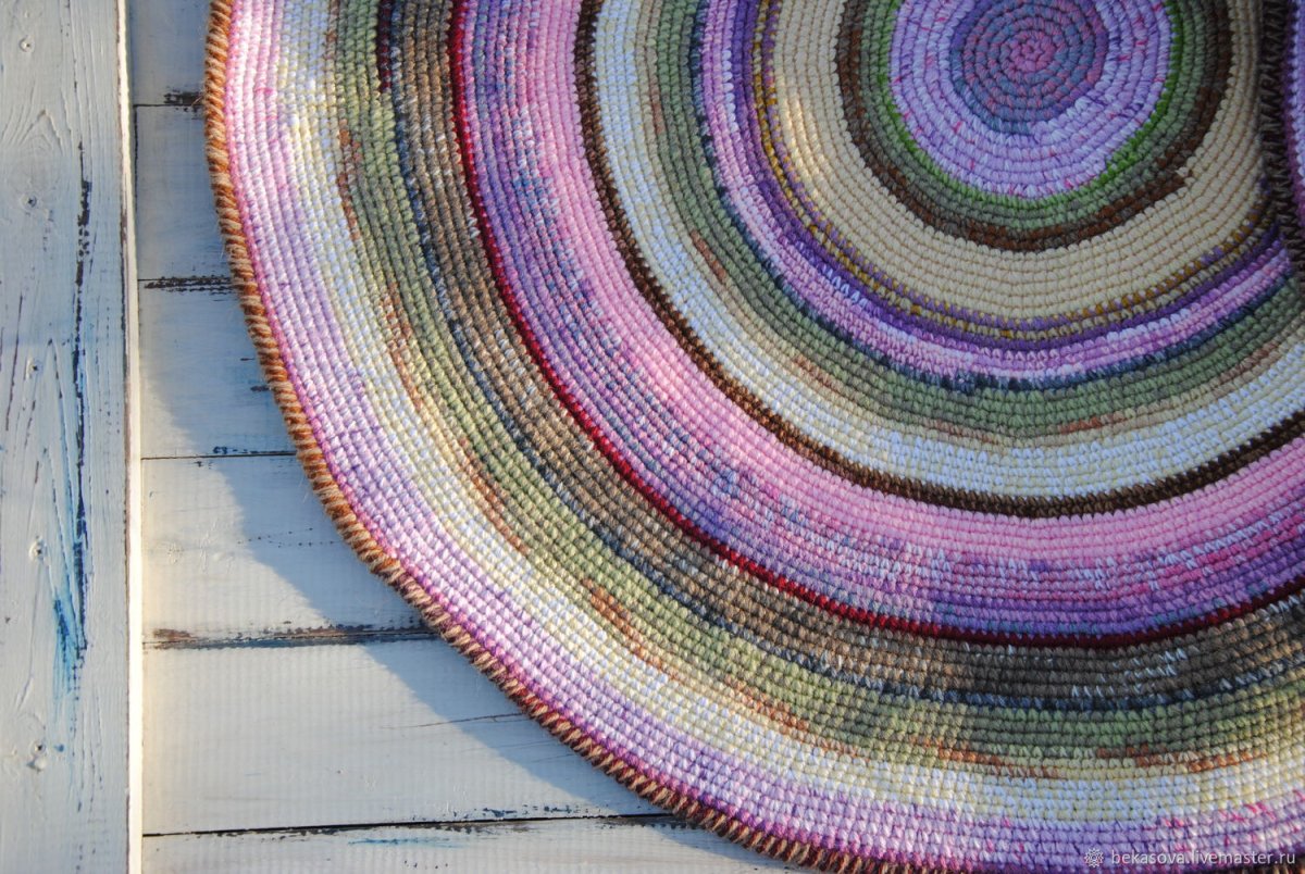 Круглый тканый коврик