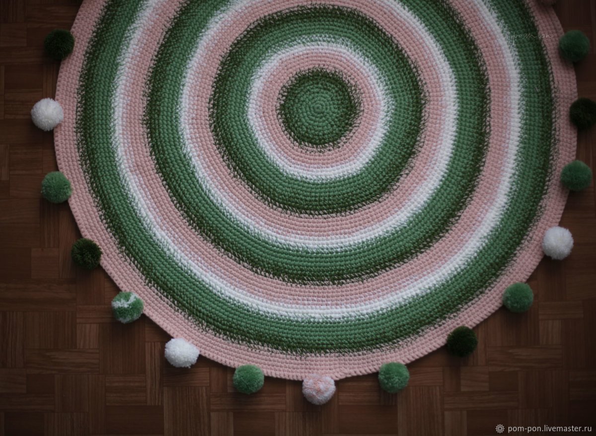 Круглый вязаный ковер