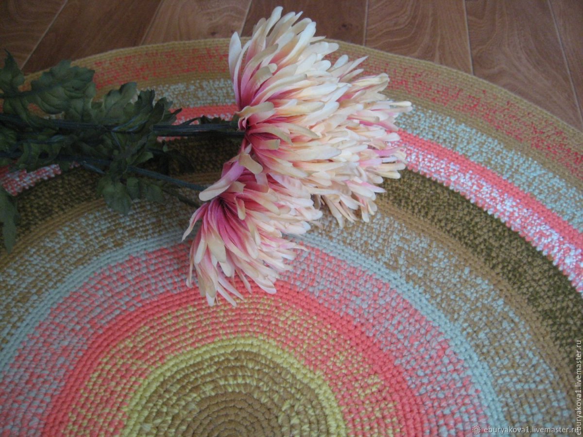 Разноцветный коврик крючком