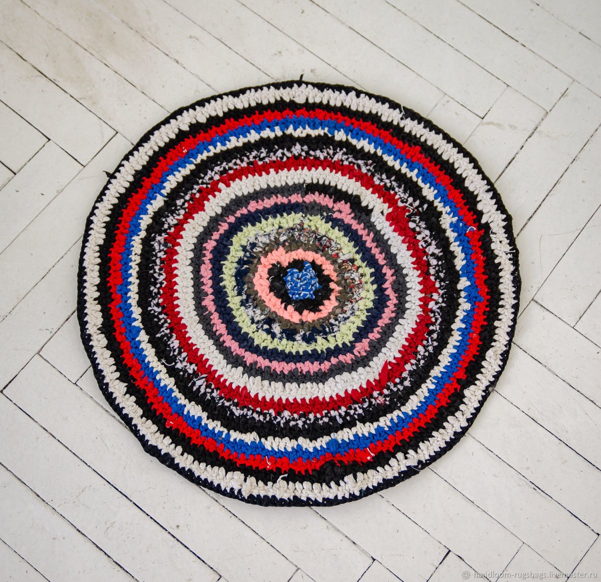 Круглые разноцветные коврики