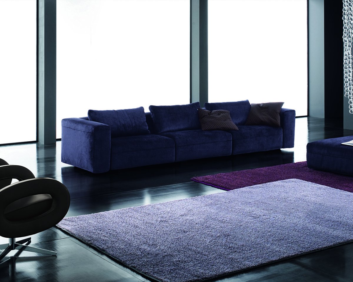 Фиолетовый ковер в интерьере гостиной