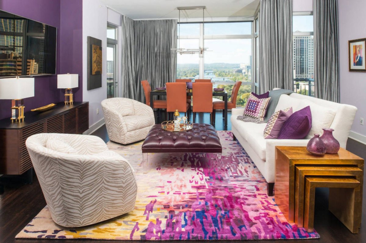Гостиная с лиловыми акцентами