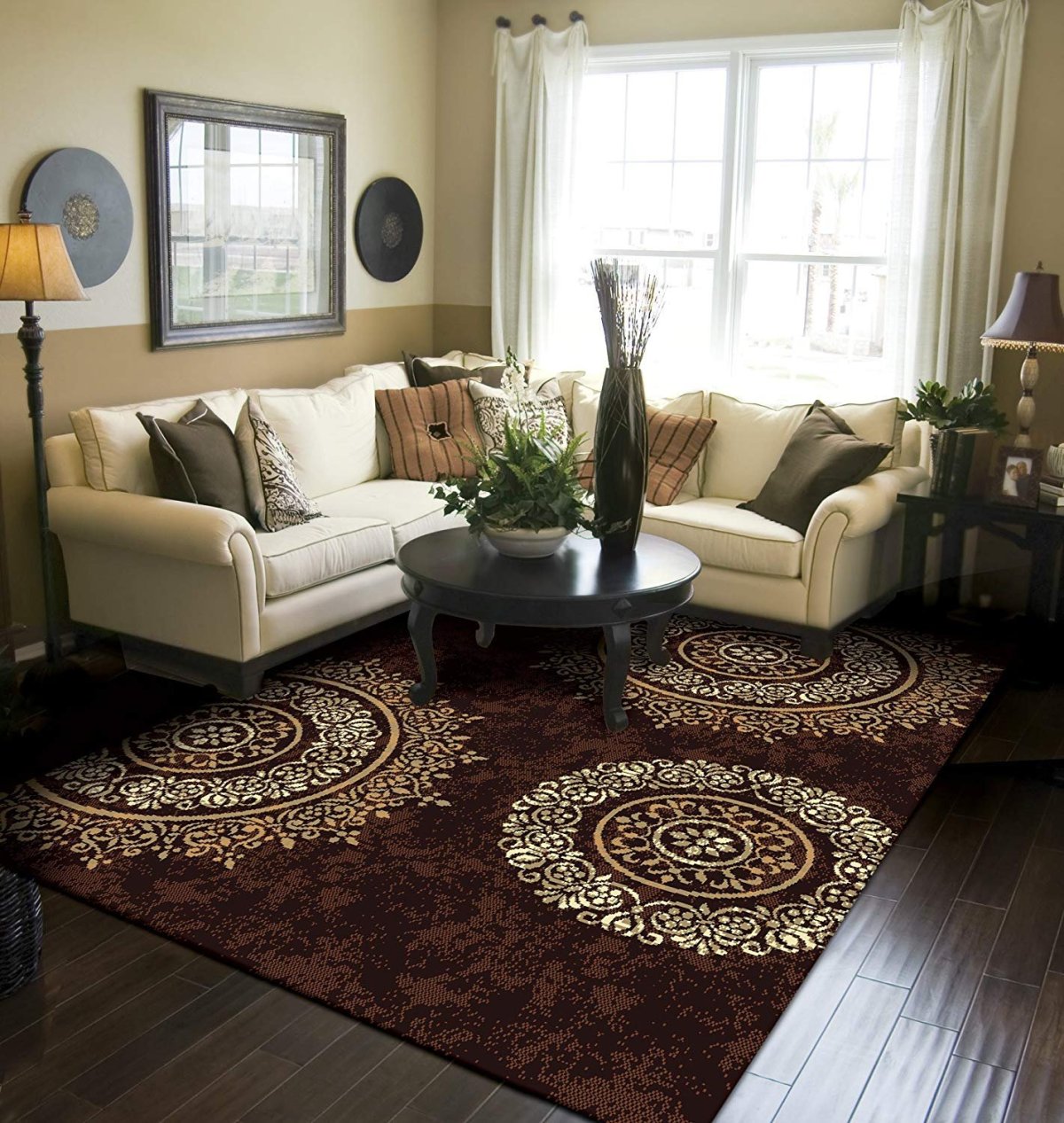 Ковер под диваном в интерьере