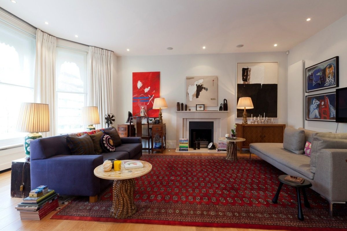 Гостиная с красным ковром