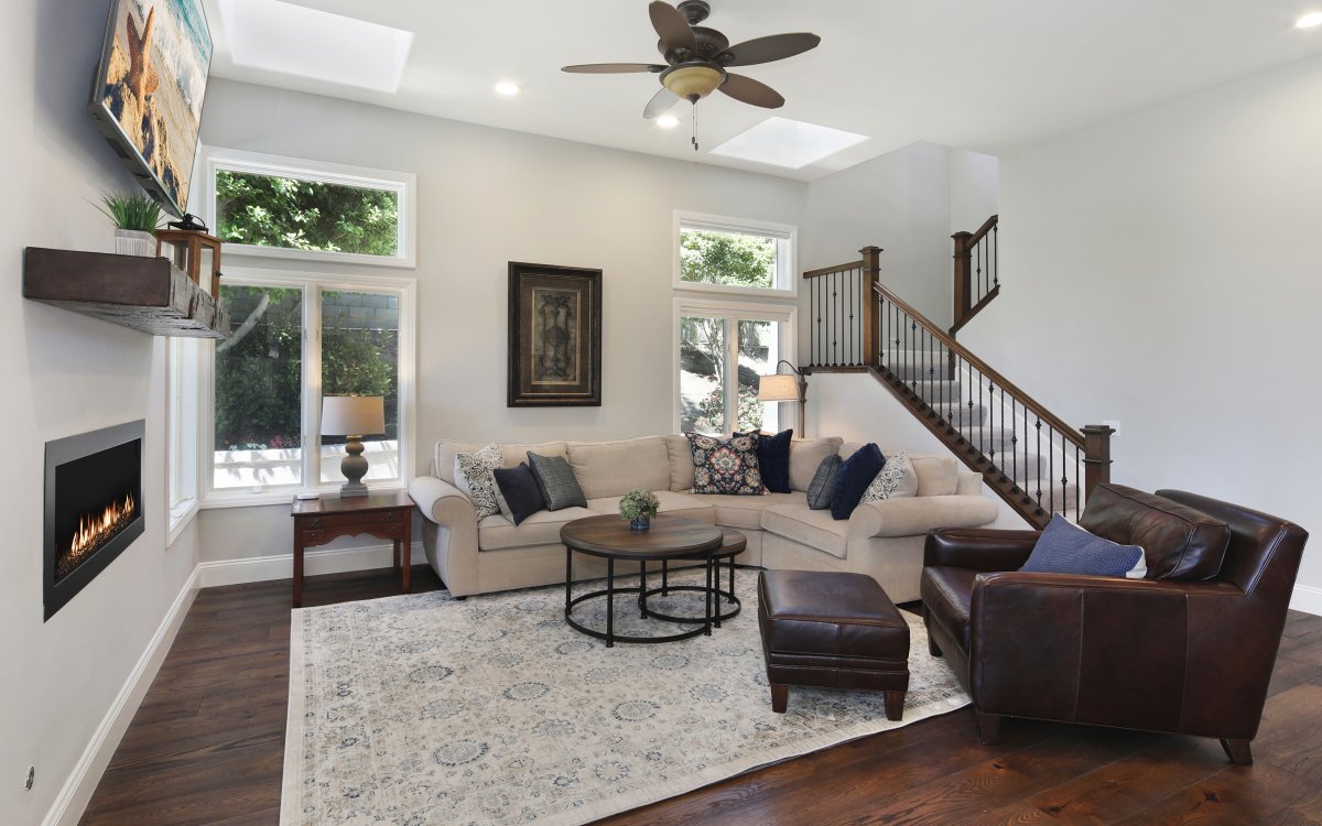 Интерьер гостиной в частном доме простенькое