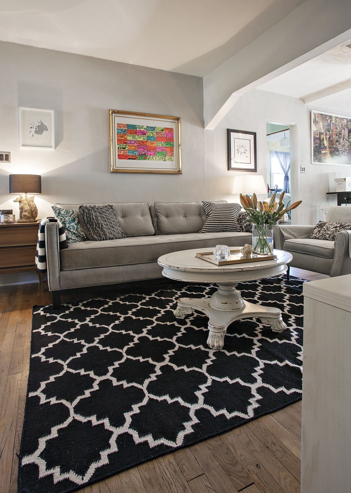 Черно белый ковер в интерьере