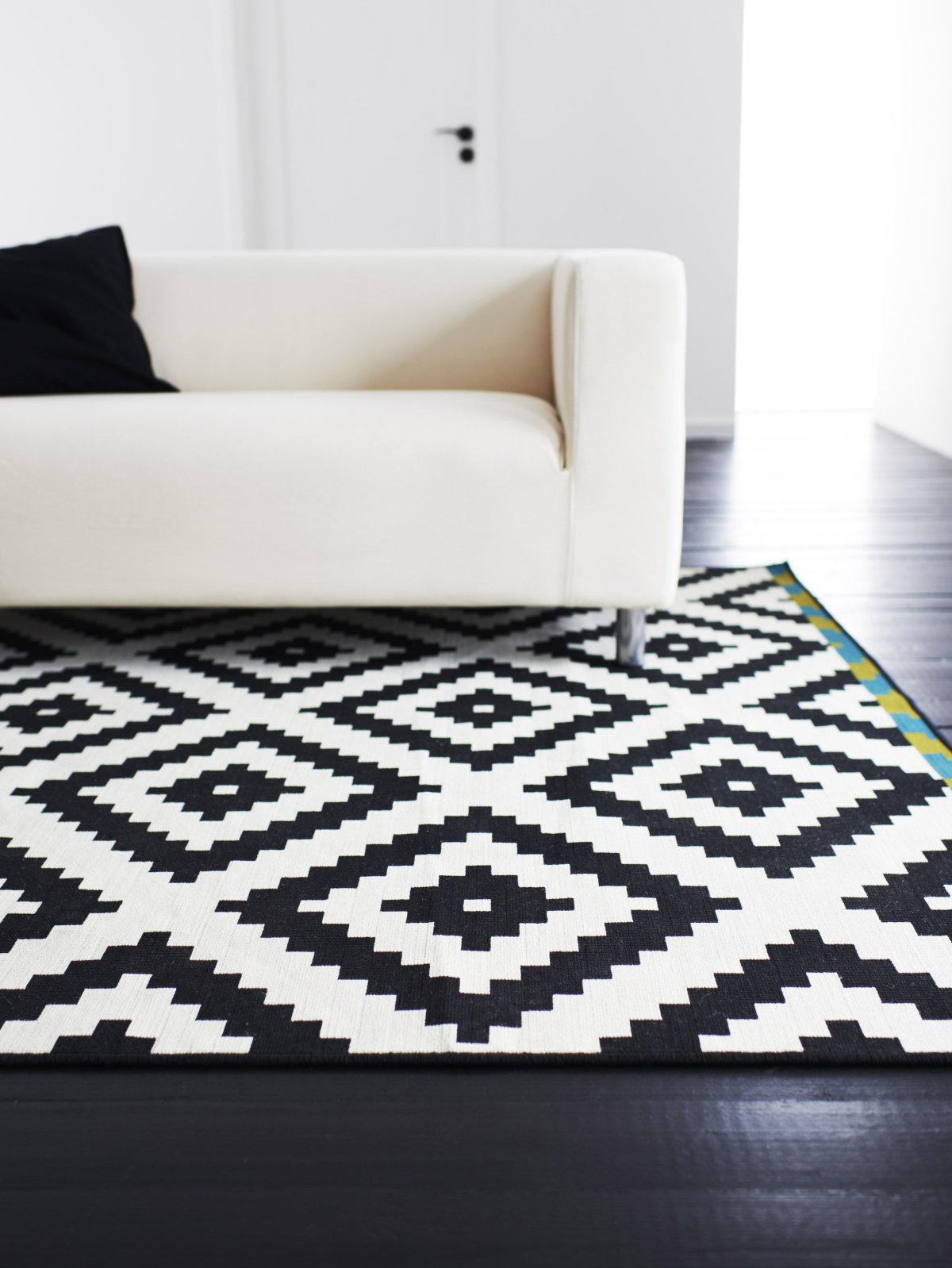 Ковер из Икеи черно белый