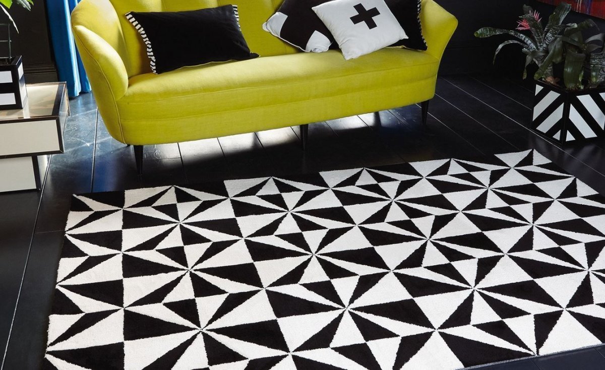 Черно белый ковер с геометрическим рисунком