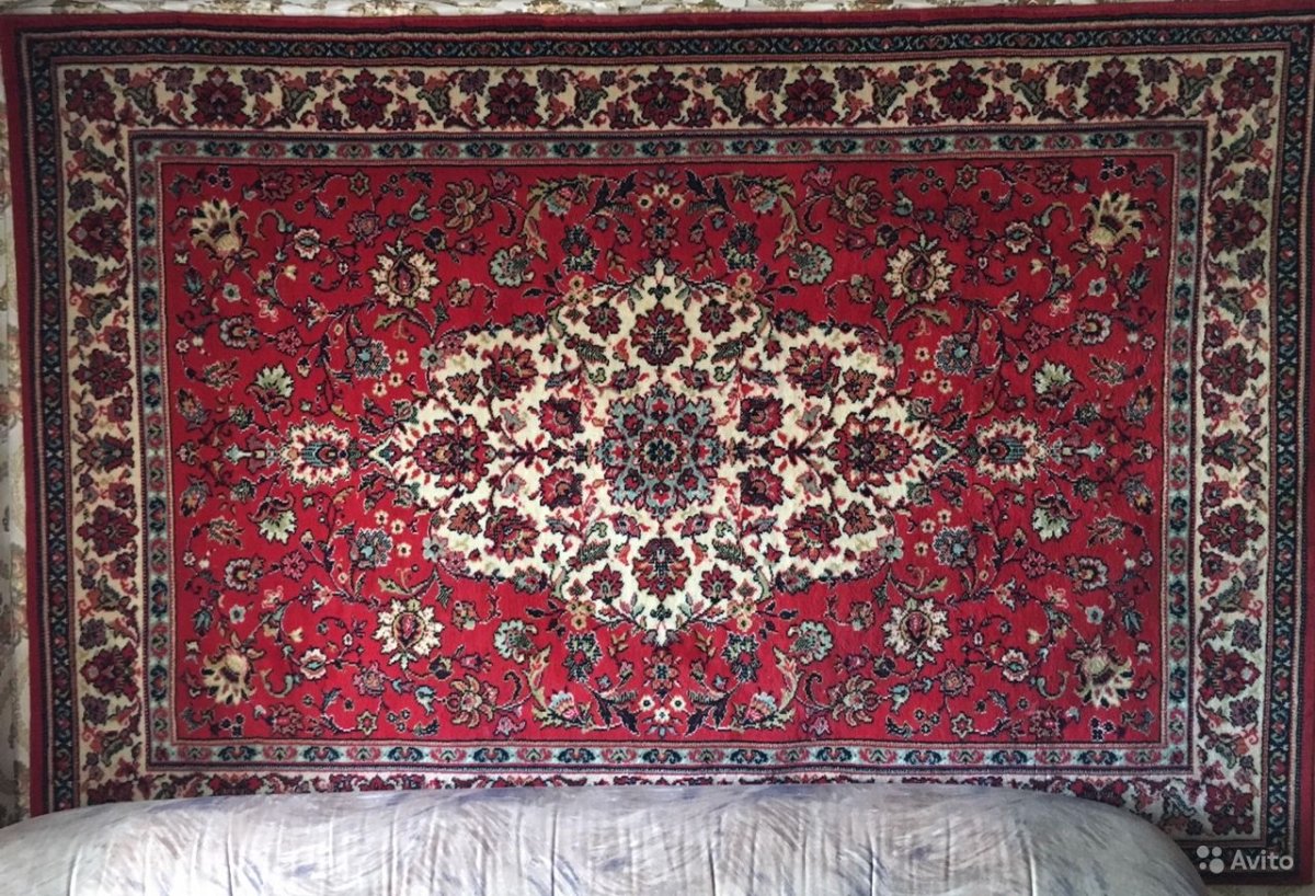 Старый ковер на стене