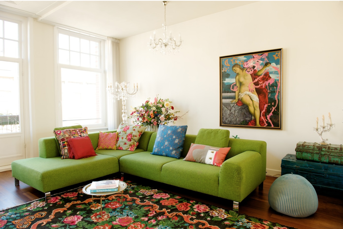 Салатовый диван в интерьере