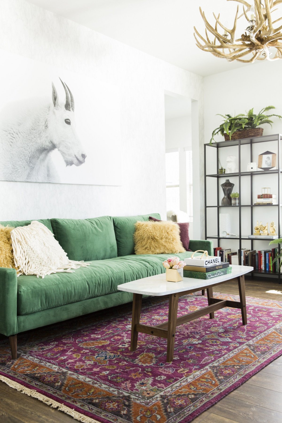 Оливковый диван в интерьере