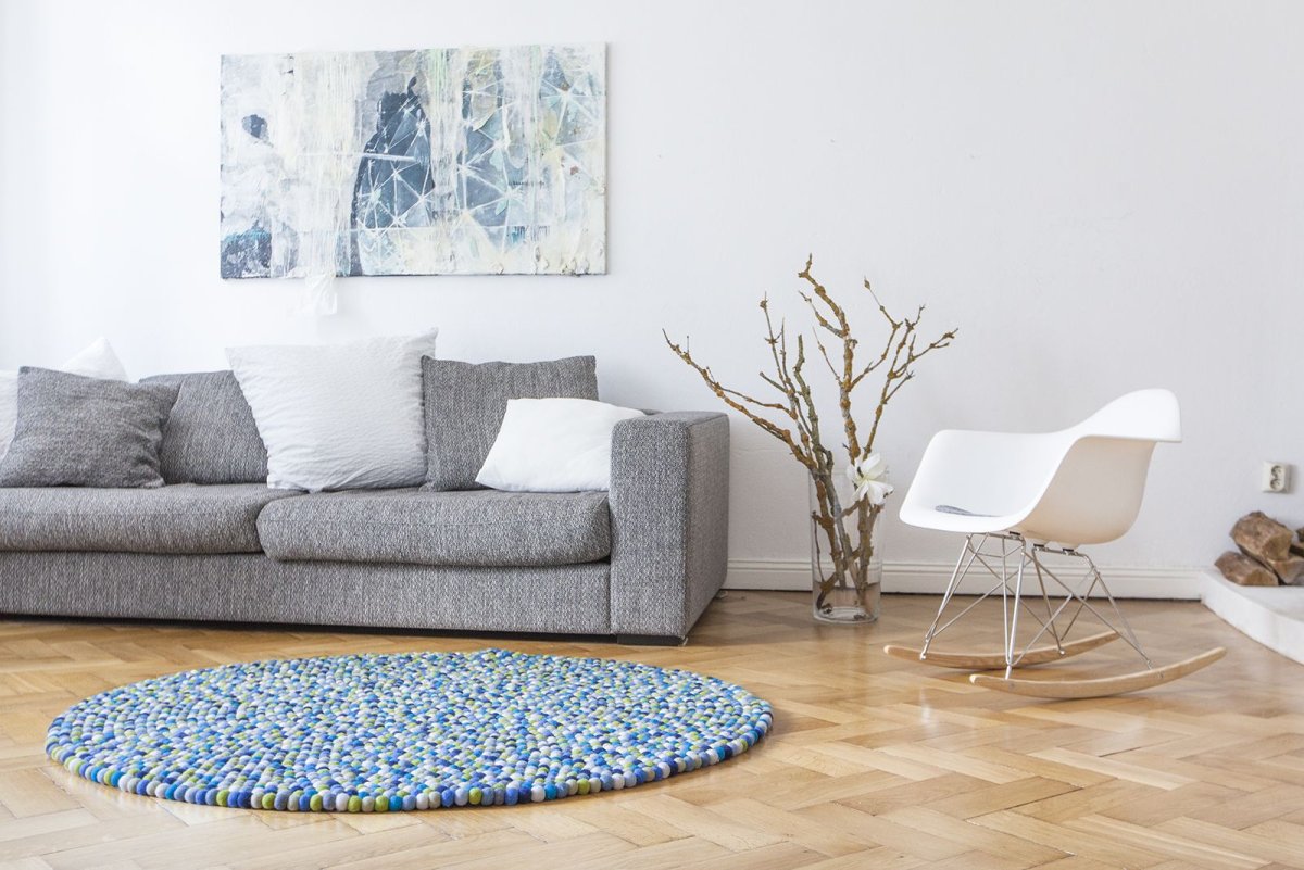 Серо голубой ковер в интерьере