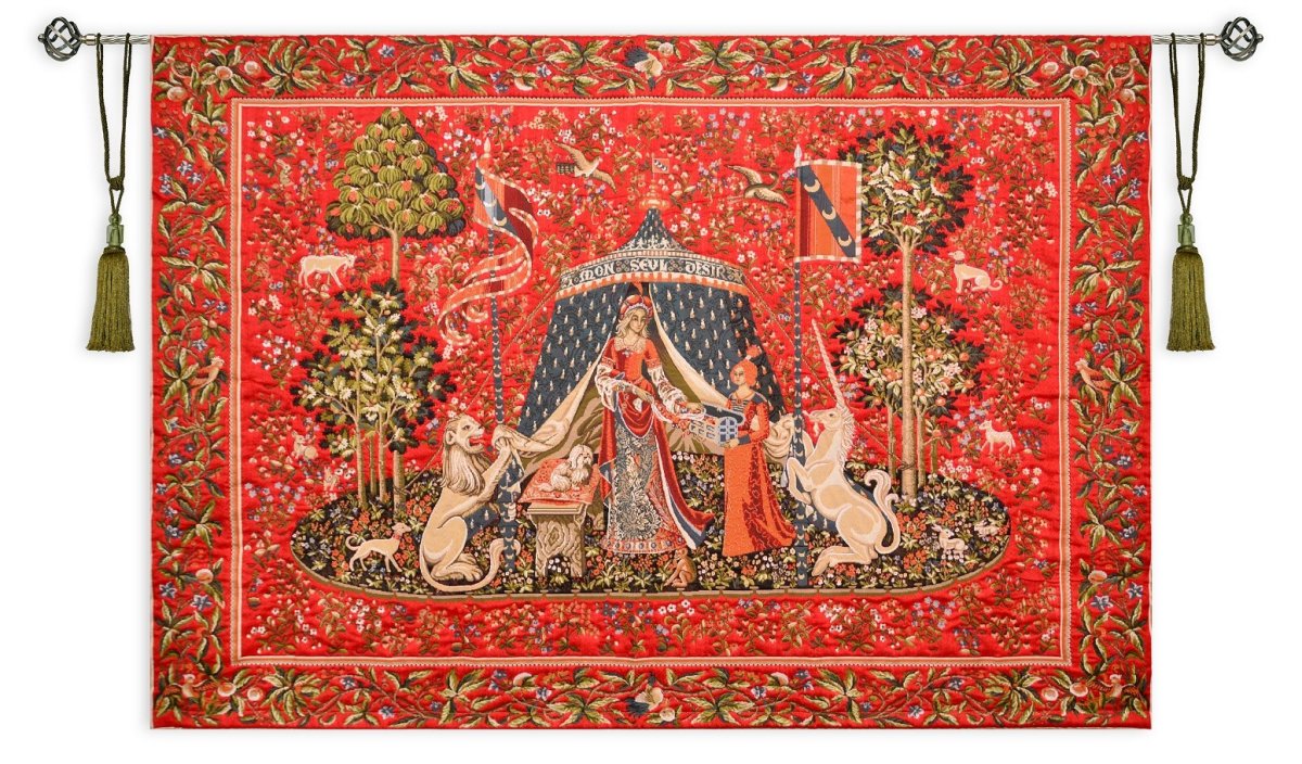 Комната с ковром на стене