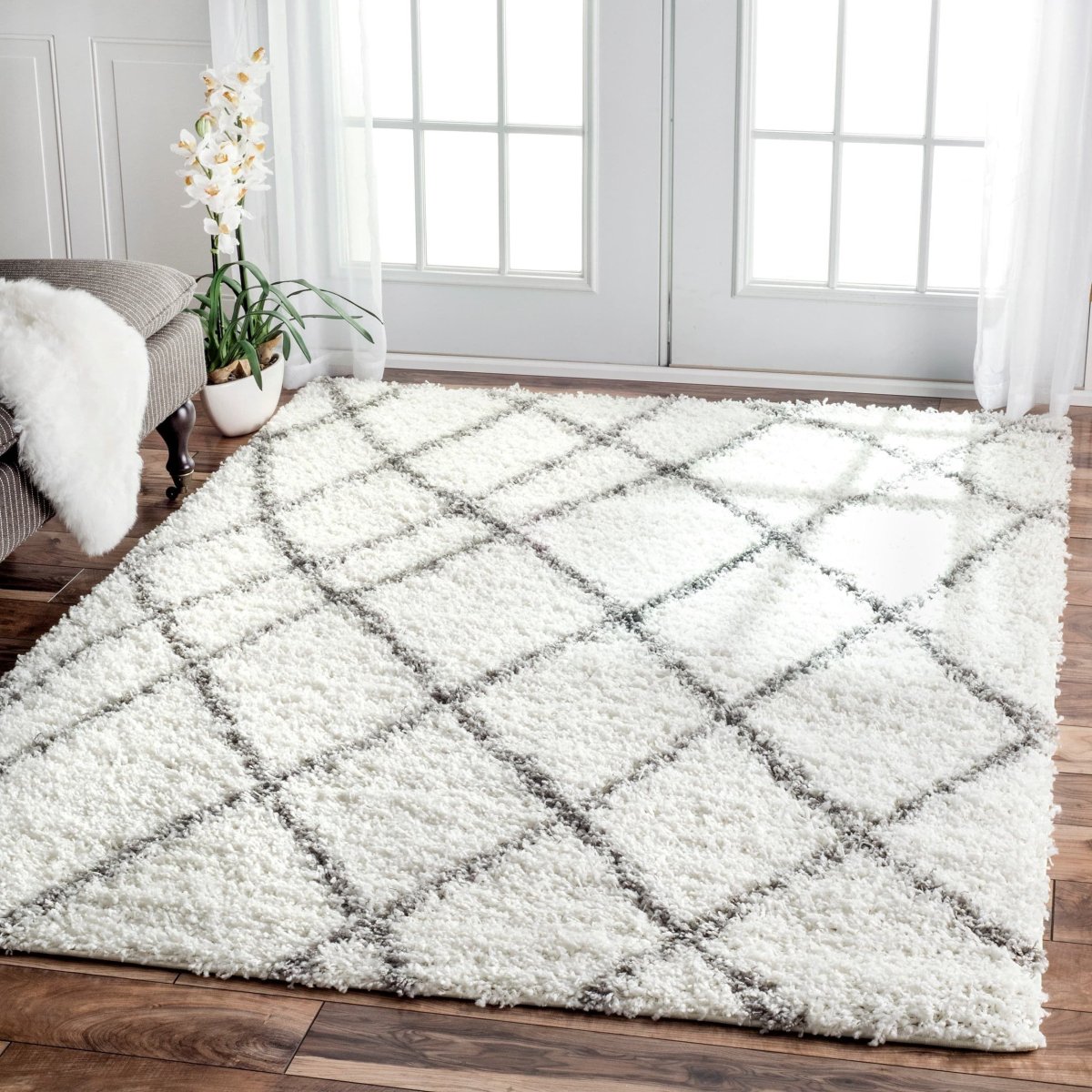 Белый ковер с орнаментом