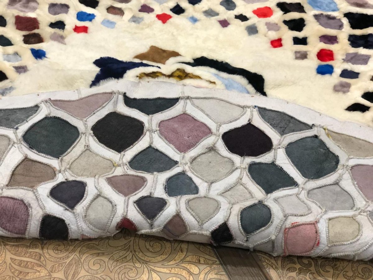 Шкура на полу с розами