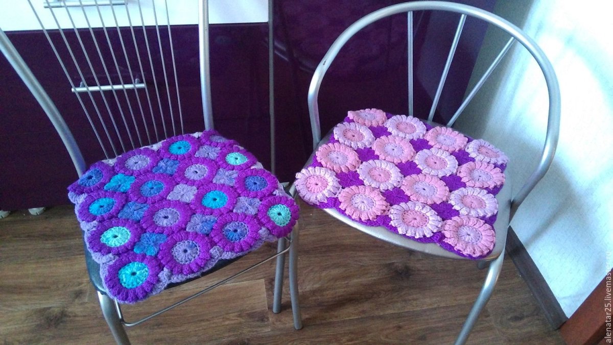 Вязаные чехлы на стулья