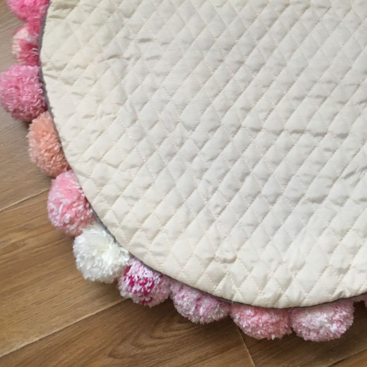 Коврик с помпонами