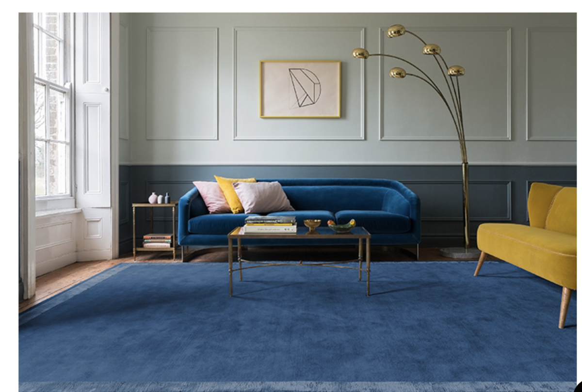 Синий ковер в интерьере гостиной