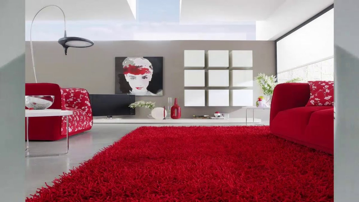 Красный ковер в интерьере гостиной