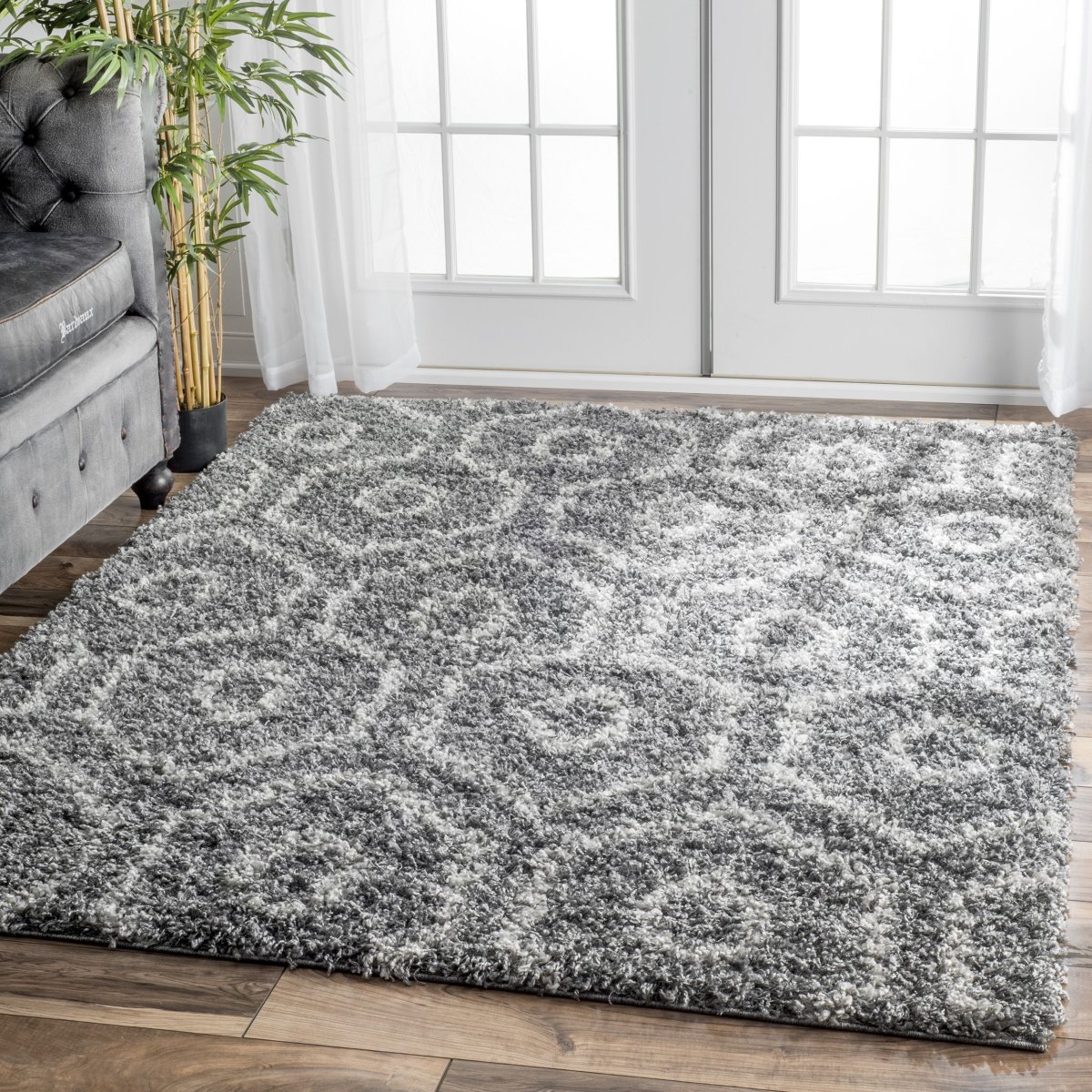 Серый пушистый ковер в интерьере