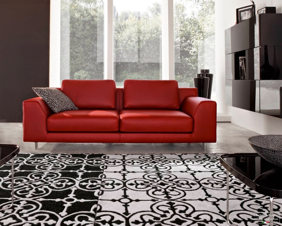 Красный диван и ковёр