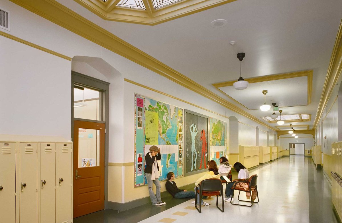 Коридоры школы современные