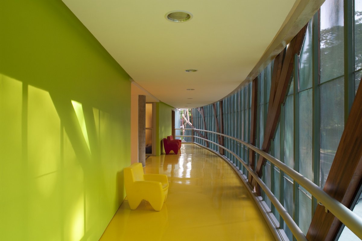 Современный школьный коридор