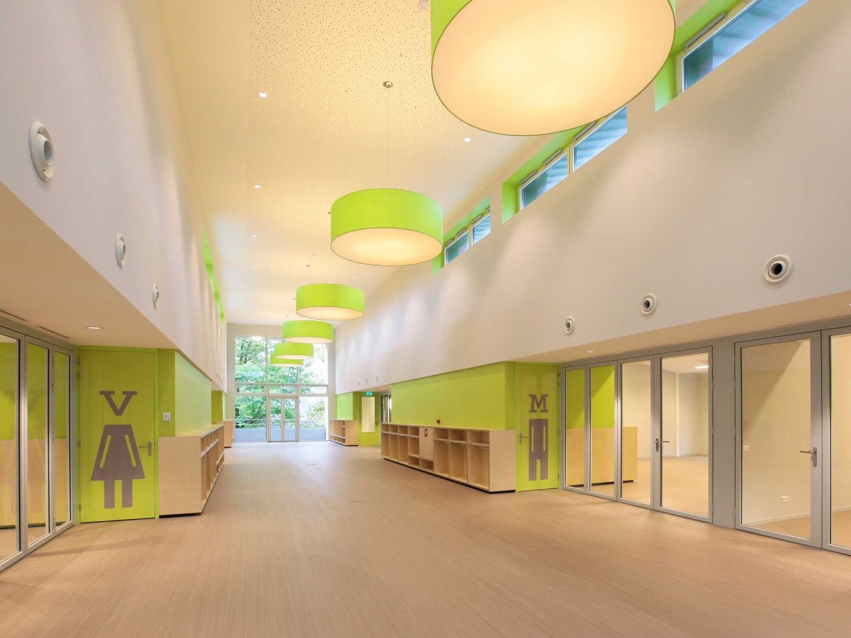 Покраска стен в школе