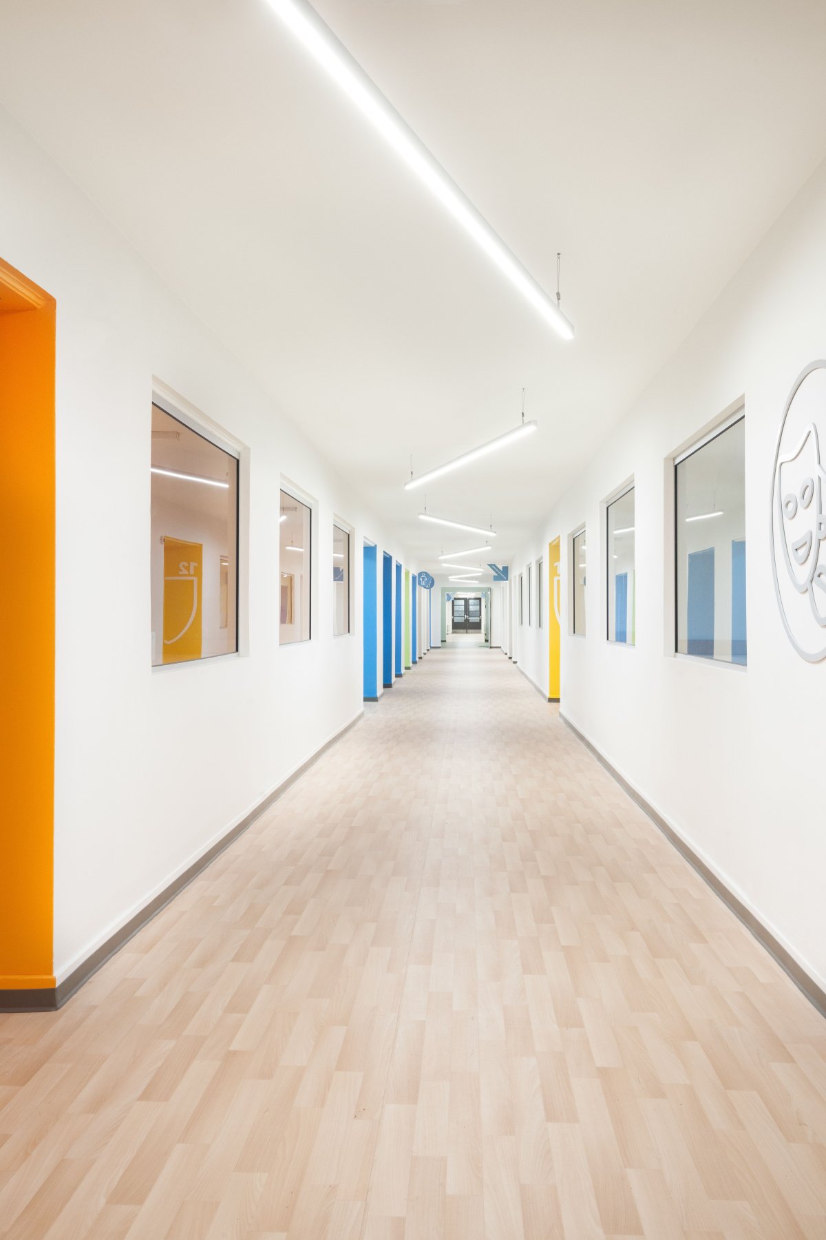 Длинный школьный коридор