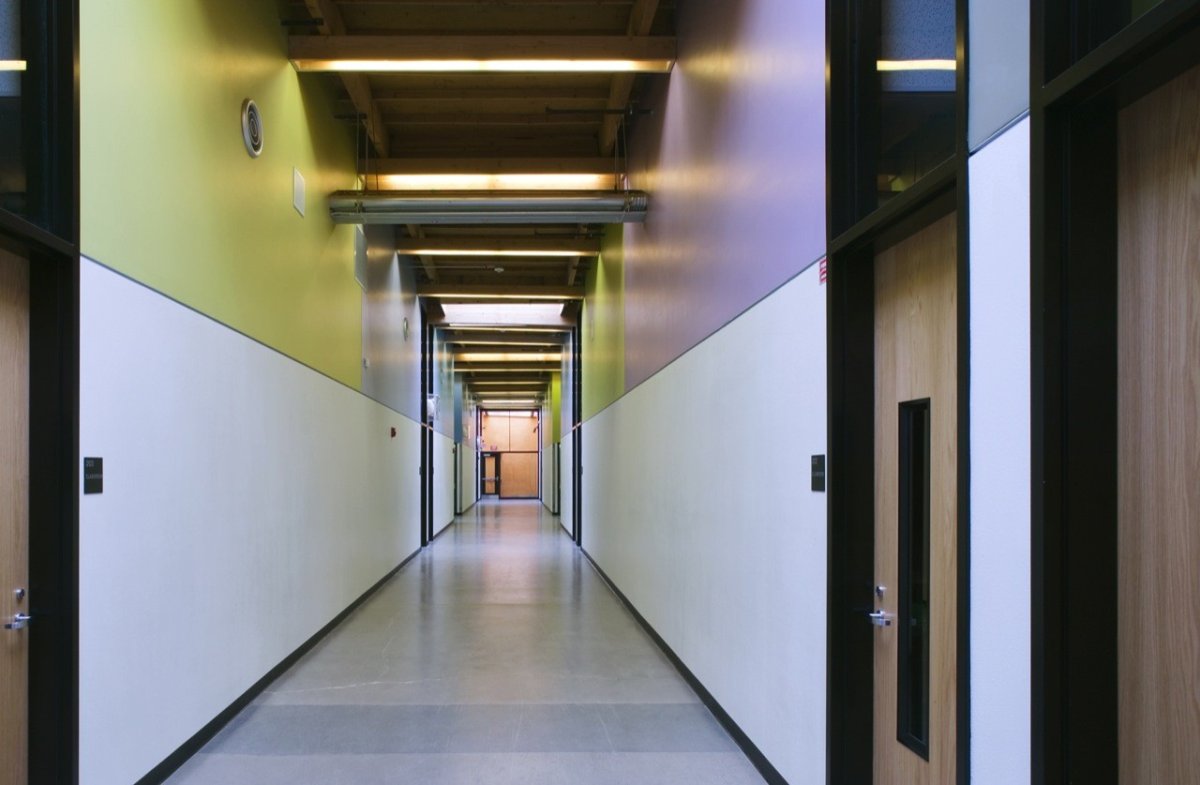 Красивый коридор в школе