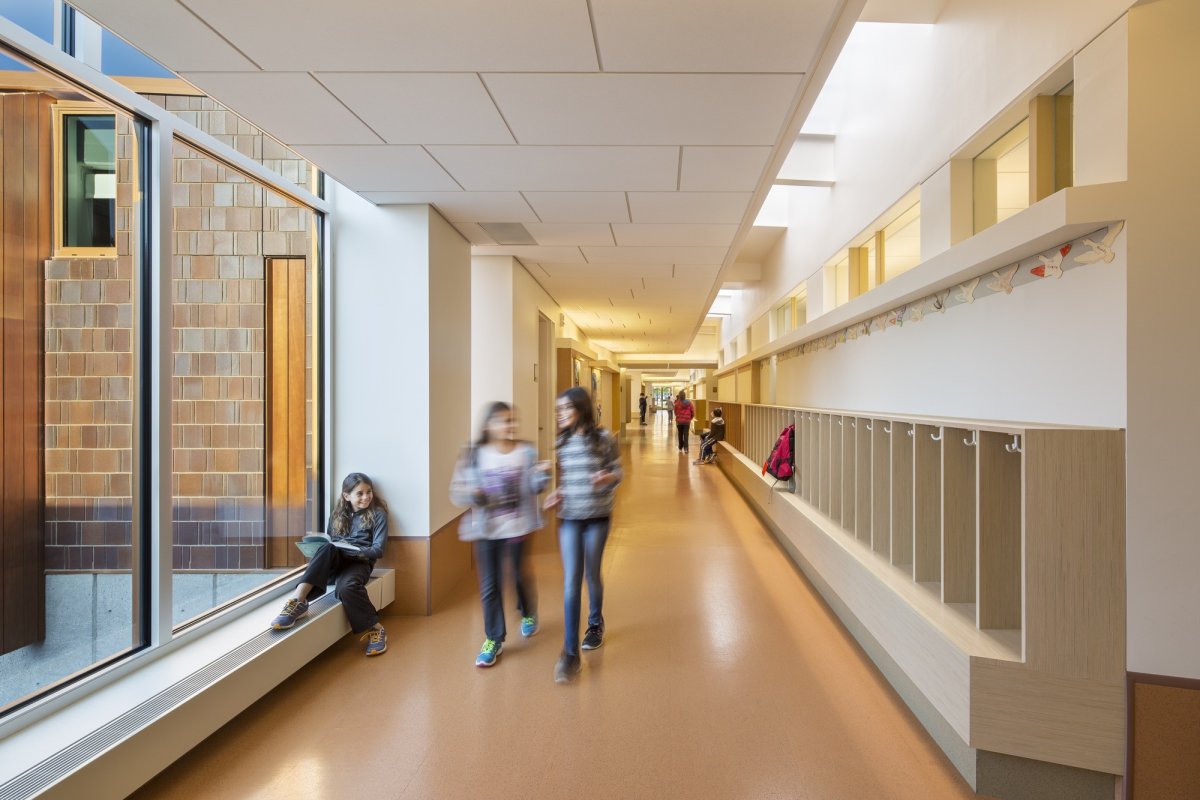 Идеальный школьный коридор