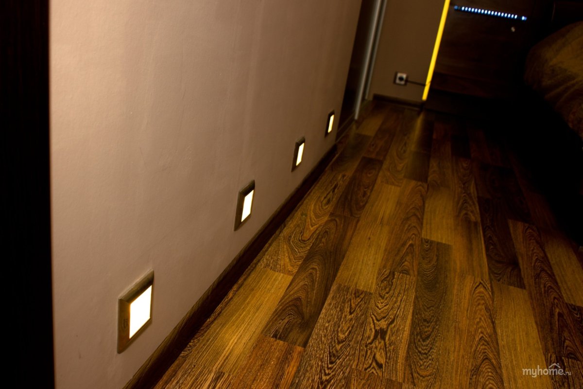 Длинный коридор с лестницей