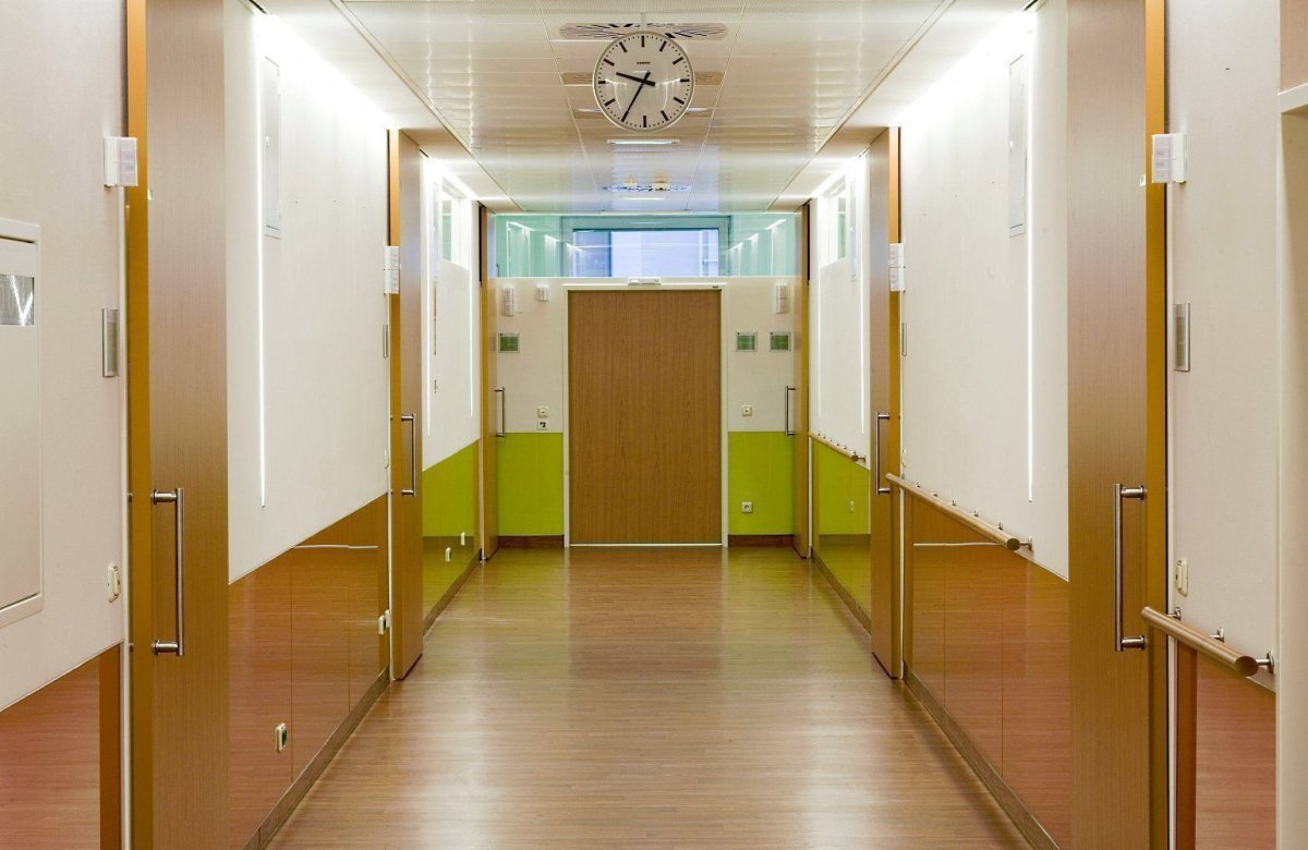 Длинный коридор больницы