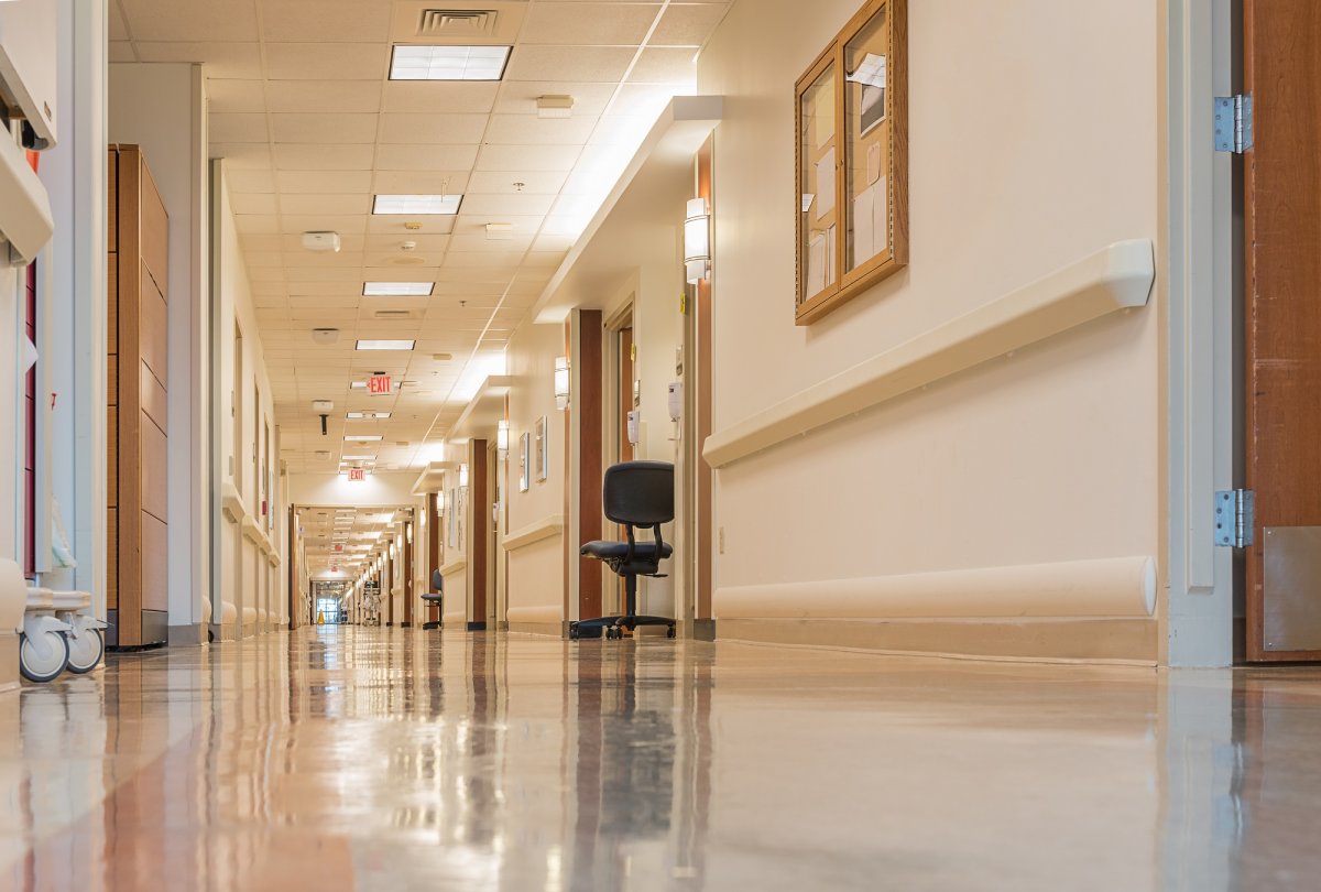 Коридор больницы ночью