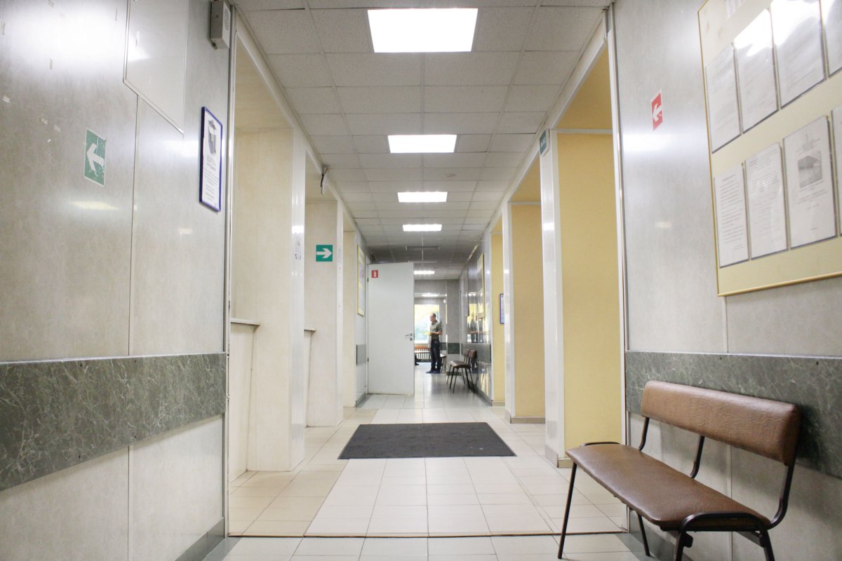 Больничный коридор с диванами