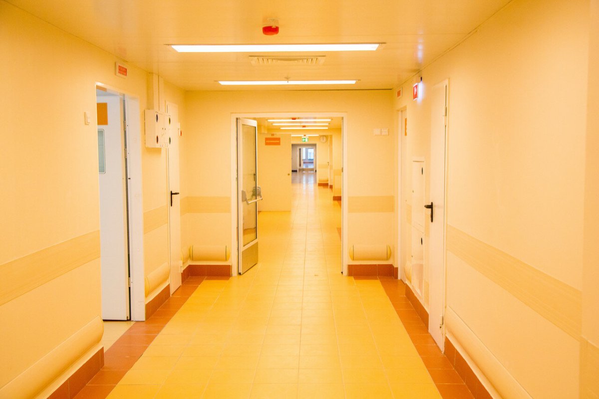 Длинный коридор больницы